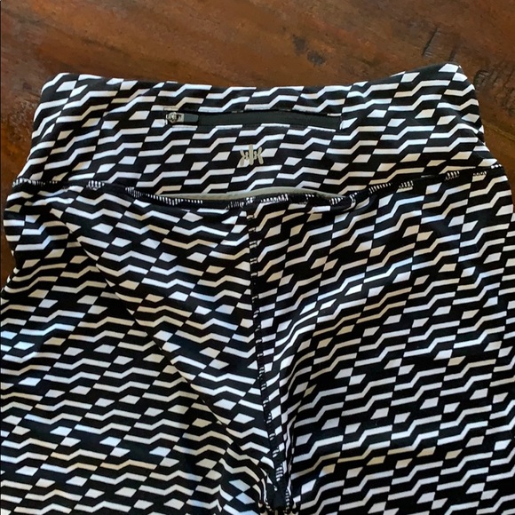 High Waisted Cropped Leggings - Picture 3 of 5